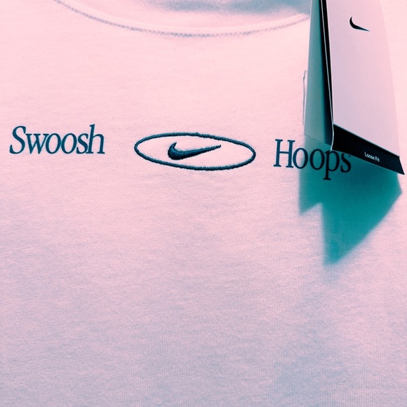 NWT Nike Women’s/Unisex Long Sleeves Basketball Tee Loose Fit Retro Graphic Tee - Picture 2 of 8